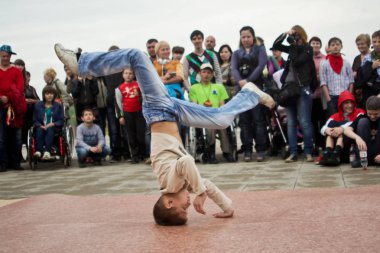 Rusya, Yaroslavl - 25 Mayıs. 2013: breakdance savaş rekabet grup arasında açık bir sokakta takım çocuklar, gençler ve yetişkinler hip hop bboys. Pınarlarına, dans portre.