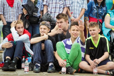 Rusya, Yaroslavl - 25 Mayıs. 2013: breakdance savaş rekabet grup arasında açık bir sokakta takım çocuklar, gençler ve yetişkinler hip hop bboys. Pınarlarına, dans portre.