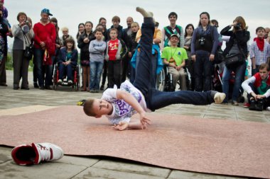Rusya, Yaroslavl - 25 Mayıs. 2013: breakdance savaş rekabet grup arasında açık bir sokakta takım çocuklar, gençler ve yetişkinler hip hop bboys. Pınarlarına, dans portre.
