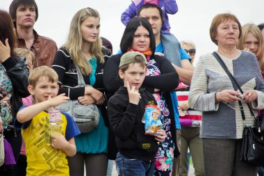 Rusya, Yaroslavl - 25 Mayıs. 2013: breakdance savaş rekabet grup arasında açık bir sokakta takım çocuklar, gençler ve yetişkinler hip hop bboys. Pınarlarına, dans portre.