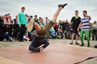 Rusya, Yaroslavl - 25 Mayıs. 2013: breakdance savaş rekabet grup arasında açık bir sokakta takım çocuklar, gençler ve yetişkinler hip hop bboys. Pınarlarına, dans portre.