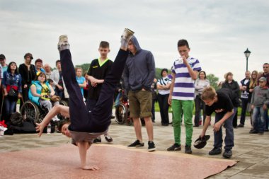Rusya, Yaroslavl - 25 Mayıs. 2013: breakdance savaş rekabet grup arasında açık bir sokakta takım çocuklar, gençler ve yetişkinler hip hop bboys. Pınarlarına, dans portre.
