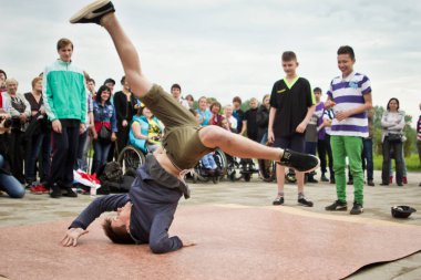 Rusya, Yaroslavl - 25 Mayıs. 2013: breakdance savaş rekabet grup arasında açık bir sokakta takım çocuklar, gençler ve yetişkinler hip hop bboys. Pınarlarına, dans portre.