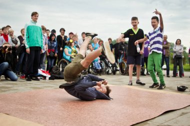 Rusya, Yaroslavl - 25 Mayıs. 2013: breakdance savaş rekabet grup arasında açık bir sokakta takım çocuklar, gençler ve yetişkinler hip hop bboys. Pınarlarına, dans portre.