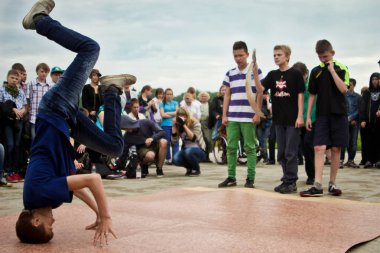 Rusya, Yaroslavl - 25 Mayıs. 2013: breakdance savaş rekabet grup arasında açık bir sokakta takım çocuklar, gençler ve yetişkinler hip hop bboys. Pınarlarına, dans portre.