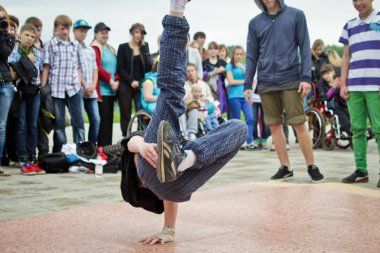 Rusya, Yaroslavl - 25 Mayıs. 2013: breakdance savaş rekabet grup arasında açık bir sokakta takım çocuklar, gençler ve yetişkinler hip hop bboys. Pınarlarına, dans portre.
