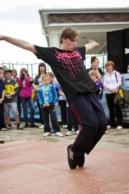 Rusya, Yaroslavl - 25 Mayıs. 2013: breakdance savaş rekabet grup arasında açık bir sokakta takım çocuklar, gençler ve yetişkinler hip hop bboys. Pınarlarına, dans portre.