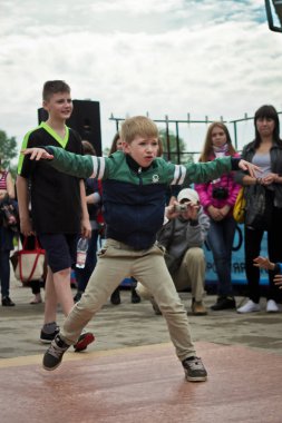 Rusya, Yaroslavl - 25 Mayıs. 2013: breakdance savaş rekabet grup arasında açık bir sokakta takım çocuklar, gençler ve yetişkinler hip hop bboys. Pınarlarına, dans portre.