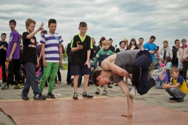 Rusya, Yaroslavl - 25 Mayıs. 2013: breakdance savaş rekabet grup arasında açık bir sokakta takım çocuklar, gençler ve yetişkinler hip hop bboys. Pınarlarına, dans portre.