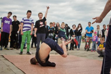 Rusya, Yaroslavl - 25 Mayıs. 2013: breakdance savaş rekabet grup arasında açık bir sokakta takım çocuklar, gençler ve yetişkinler hip hop bboys. Pınarlarına, dans portre.