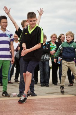Rusya, Yaroslavl - 25 Mayıs. 2013: breakdance savaş rekabet grup arasında açık bir sokakta takım çocuklar, gençler ve yetişkinler hip hop bboys. Pınarlarına, dans portre.