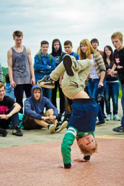 Rusya, Yaroslavl - 25 Mayıs. 2013: breakdance savaş rekabet grup arasında açık bir sokakta takım çocuklar, gençler ve yetişkinler hip hop bboys. Pınarlarına, dans portre.