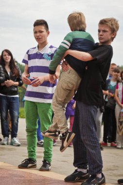 Rusya, Yaroslavl - 25 Mayıs. 2013: breakdance savaş rekabet grup arasında açık bir sokakta takım çocuklar, gençler ve yetişkinler hip hop bboys. Pınarlarına, dans portre.