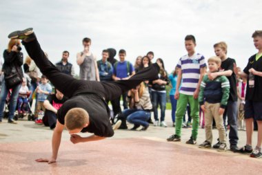 Rusya, Yaroslavl - 25 Mayıs. 2013: breakdance savaş rekabet grup arasında açık bir sokakta takım çocuklar, gençler ve yetişkinler hip hop bboys. Pınarlarına, dans portre.