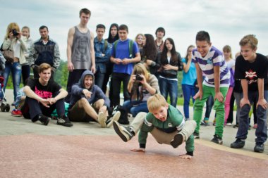 Rusya, Yaroslavl - 25 Mayıs. 2013: breakdance savaş rekabet grup arasında açık bir sokakta takım çocuklar, gençler ve yetişkinler hip hop bboys. Pınarlarına, dans portre.