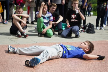 Rusya, Yaroslavl - 25 Mayıs. 2013: breakdance savaş rekabet grup arasında açık bir sokakta takım çocuklar, gençler ve yetişkinler hip hop bboys. Pınarlarına, dans portre.