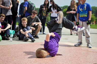Rusya, Yaroslavl - 25 Mayıs. 2013: breakdance savaş rekabet grup arasında açık bir sokakta takım çocuklar, gençler ve yetişkinler hip hop bboys. Pınarlarına, dans portre.