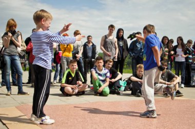 Rusya, Yaroslavl - 25 Mayıs. 2013: breakdance savaş rekabet grup arasında açık bir sokakta takım çocuklar, gençler ve yetişkinler hip hop bboys. Pınarlarına, dans portre.