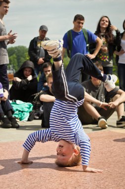Rusya, Yaroslavl - 25 Mayıs. 2013: breakdance savaş rekabet grup arasında açık bir sokakta takım çocuklar, gençler ve yetişkinler hip hop bboys. Pınarlarına, dans portre.