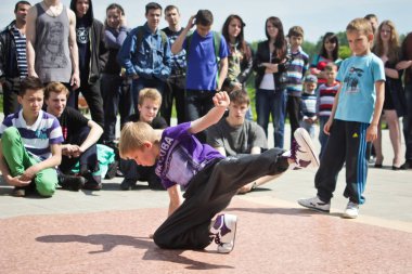 Rusya, Yaroslavl - 25 Mayıs. 2013: breakdance savaş rekabet grup arasında açık bir sokakta takım çocuklar, gençler ve yetişkinler hip hop bboys. Pınarlarına, dans portre.