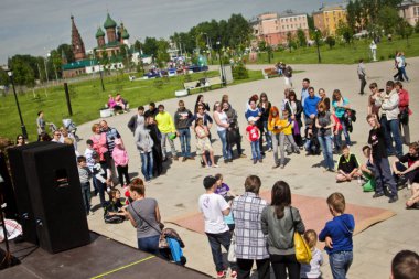 Rusya, Yaroslavl - 25 Mayıs. 2013: breakdance savaş rekabet grup arasında açık bir sokakta takım çocuklar, gençler ve yetişkinler hip hop bboys. Pınarlarına, dans portre.