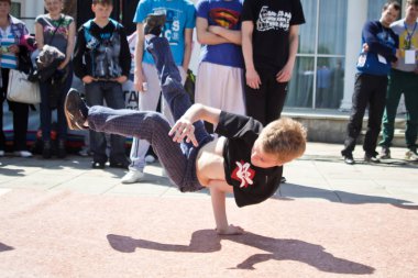 Rusya, Yaroslavl - 25 Mayıs. 2013: breakdance savaş rekabet grup arasında açık bir sokakta takım çocuklar, gençler ve yetişkinler hip hop bboys. Pınarlarına, dans portre.