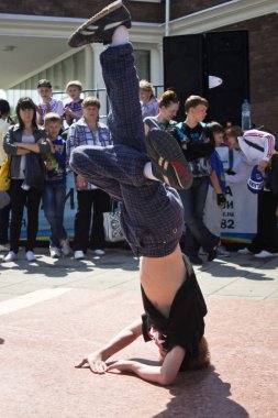 Rusya, Yaroslavl - 25 Mayıs. 2013: breakdance savaş rekabet grup arasında açık bir sokakta takım çocuklar, gençler ve yetişkinler hip hop bboys. Pınarlarına, dans portre.