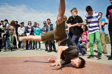 Rusya, Yaroslavl - 25 Mayıs. 2013: breakdance savaş rekabet grup arasında açık bir sokakta takım çocuklar, gençler ve yetişkinler hip hop bboys. Pınarlarına, dans portre.