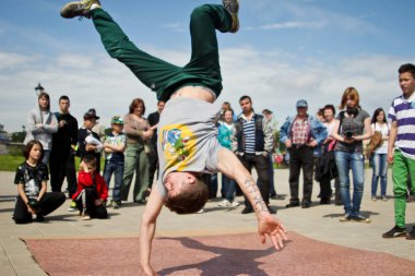 Rusya, Yaroslavl - 25 Mayıs. 2013: breakdance savaş rekabet grup arasında açık bir sokakta takım çocuklar, gençler ve yetişkinler hip hop bboys. Pınarlarına, dans portre.