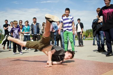 Rusya, Yaroslavl - 25 Mayıs. 2013: breakdance savaş rekabet grup arasında açık bir sokakta takım çocuklar, gençler ve yetişkinler hip hop bboys. Pınarlarına, dans portre.
