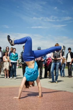 Rusya, Yaroslavl - 25 Mayıs. 2013: breakdance savaş rekabet grup arasında açık bir sokakta takım çocuklar, gençler ve yetişkinler hip hop bboys. Pınarlarına, dans portre.