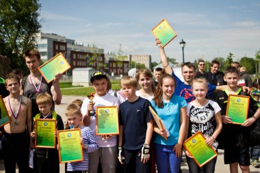 Rusya, Yaroslavl - 25 Mayıs. 2013: breakdance savaş rekabet grup arasında açık bir sokakta takım çocuklar, gençler ve yetişkinler hip hop bboys. Pınarlarına, dans portre.