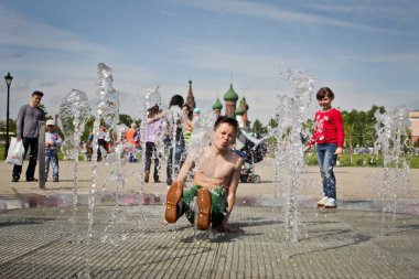 Rusya, Yaroslavl - 25 Mayıs. 2013: breakdance savaş rekabet grup arasında açık bir sokakta takım çocuklar, gençler ve yetişkinler hip hop bboys. Pınarlarına, dans portre.