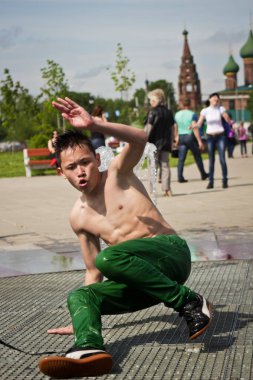 Rusya, Yaroslavl - 25 Mayıs. 2013: breakdance savaş rekabet grup arasında açık bir sokakta takım çocuklar, gençler ve yetişkinler hip hop bboys. Pınarlarına, dans portre.