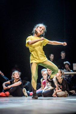 Rusya, Yaroslavl - Ekim 2013: çocuklar, gençler ve yetişkinler hip-hop bboys breakdance savaş rekabet.