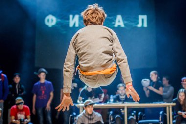 Rusya, Yaroslavl - Ekim 2013: çocuklar, gençler ve yetişkinler hip-hop bboys breakdance savaş rekabet.