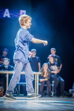 Rusya, Yaroslavl - Ekim 2013: çocuklar, gençler ve yetişkinler hip-hop bboys breakdance savaş rekabet.