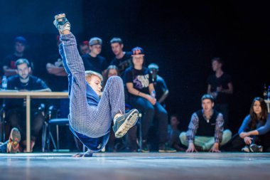 Rusya, Yaroslavl - Ekim 2013: çocuklar, gençler ve yetişkinler hip-hop bboys breakdance savaş rekabet.