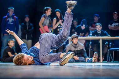 Rusya, Yaroslavl - Ekim 2013: çocuklar, gençler ve yetişkinler hip-hop bboys breakdance savaş rekabet.