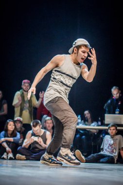 Rusya, Yaroslavl - Ekim 2013: çocuklar, gençler ve yetişkinler hip-hop bboys breakdance savaş rekabet.