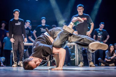 Rusya, Yaroslavl - Ekim 2013: çocuklar, gençler ve yetişkinler hip-hop bboys breakdance savaş rekabet.