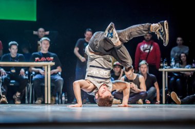 Rusya, Yaroslavl - Ekim 2013: çocuklar, gençler ve yetişkinler hip-hop bboys breakdance savaş rekabet.