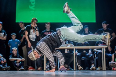 Rusya, Yaroslavl - Ekim 2013: çocuklar, gençler ve yetişkinler hip-hop bboys breakdance savaş rekabet.