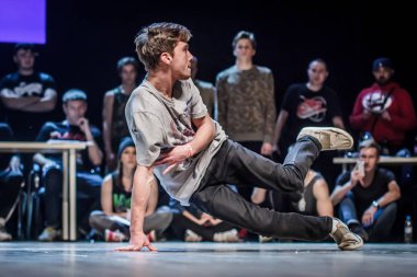 Rusya, Yaroslavl - Ekim 2013: çocuklar, gençler ve yetişkinler hip-hop bboys breakdance savaş rekabet.