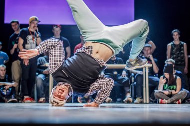 Rusya, Yaroslavl - Ekim 2013: çocuklar, gençler ve yetişkinler hip-hop bboys breakdance savaş rekabet.