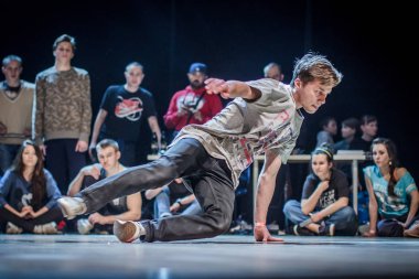 Rusya, Yaroslavl - Ekim 2013: çocuklar, gençler ve yetişkinler hip-hop bboys breakdance savaş rekabet.