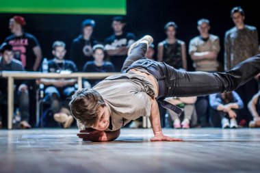 Rusya, Yaroslavl - Ekim 2013: çocuklar, gençler ve yetişkinler hip-hop bboys breakdance savaş rekabet.