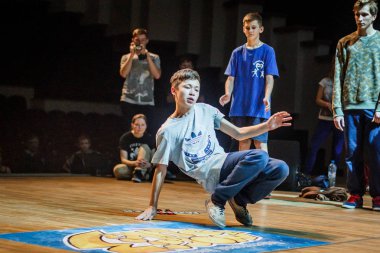 Rusya, Yaroslavl - Ekim 2013: çocuklar, gençler ve yetişkinler hip-hop bboys breakdance savaş rekabet.
