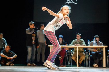 Rusya, Yaroslavl - Ekim 2013: çocuklar, gençler ve yetişkinler hip-hop bboys breakdance savaş rekabet.