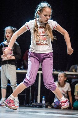 Rusya, Yaroslavl - Ekim 2013: çocuklar, gençler ve yetişkinler hip-hop bboys breakdance savaş rekabet.
